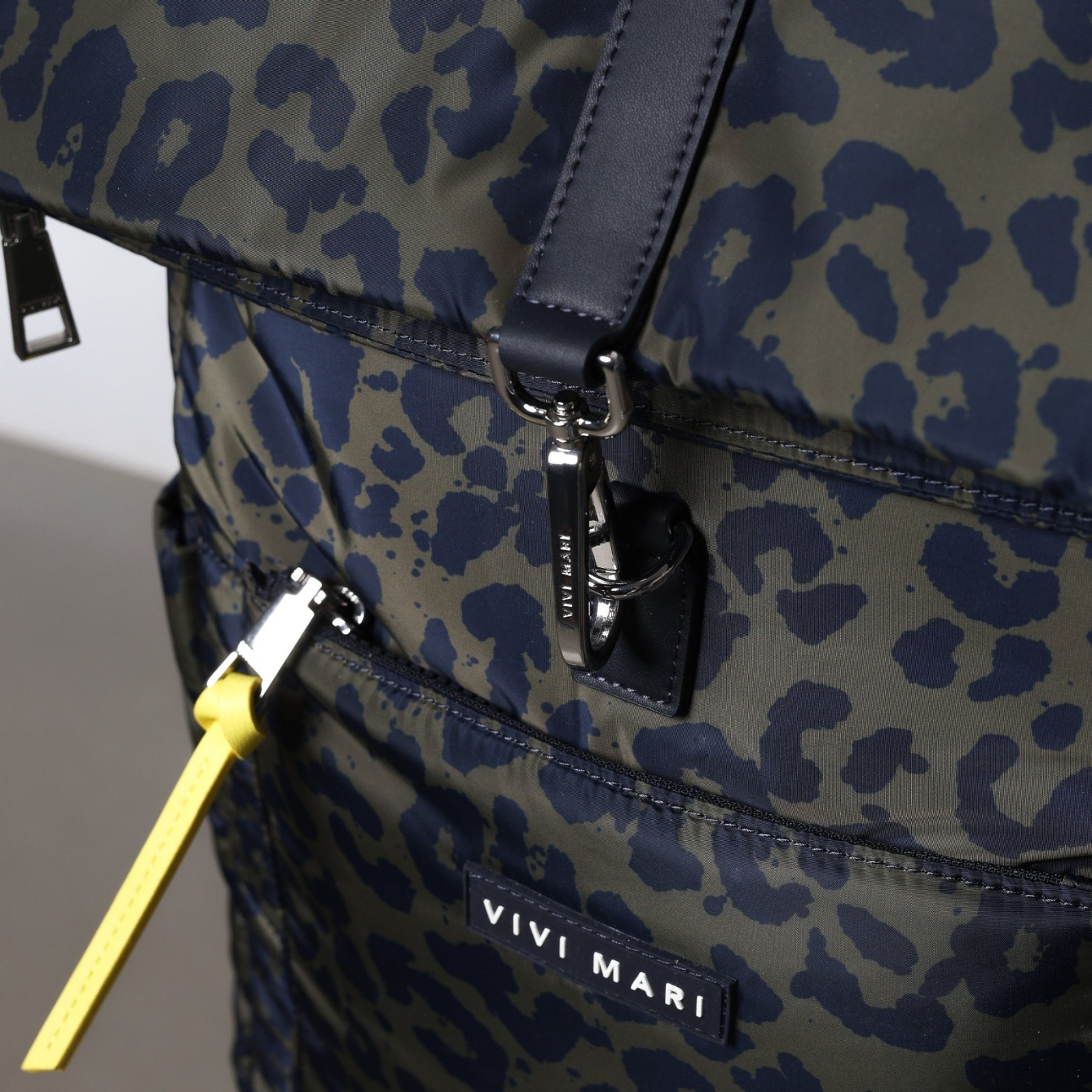 VIVI MARI - Padded Backpack medium - leo splashes navy/olive 8