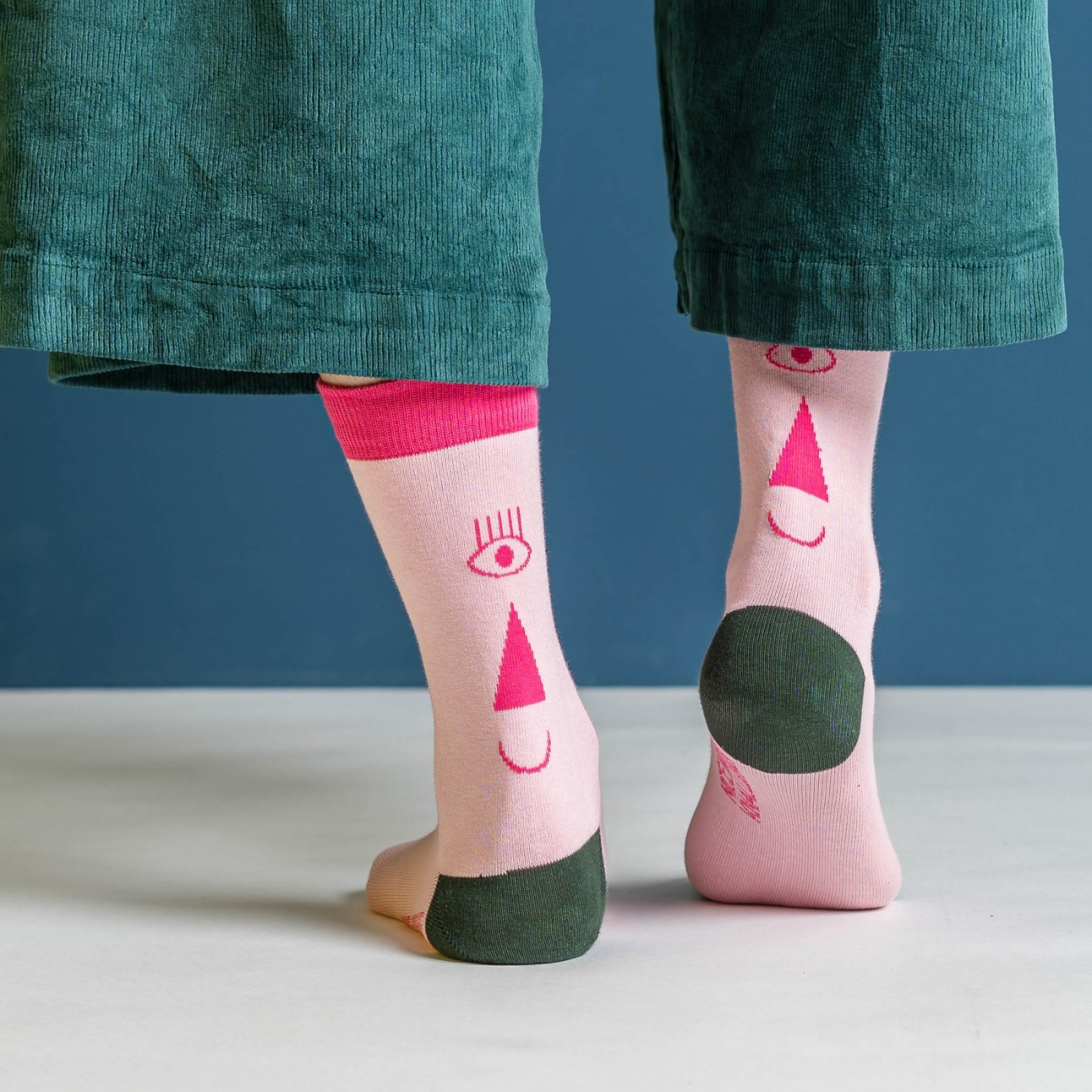 nicenicenice - friendly socks | back face | pink 4