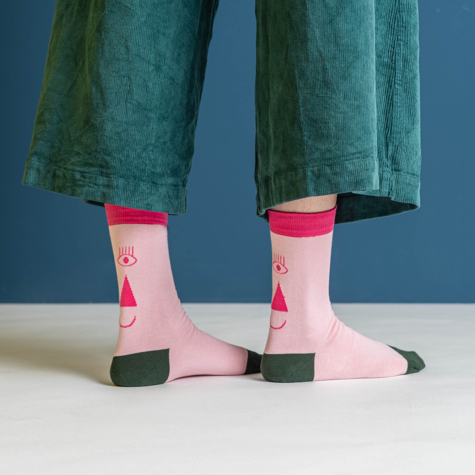 nicenicenice - friendly socks | back face | pink 2