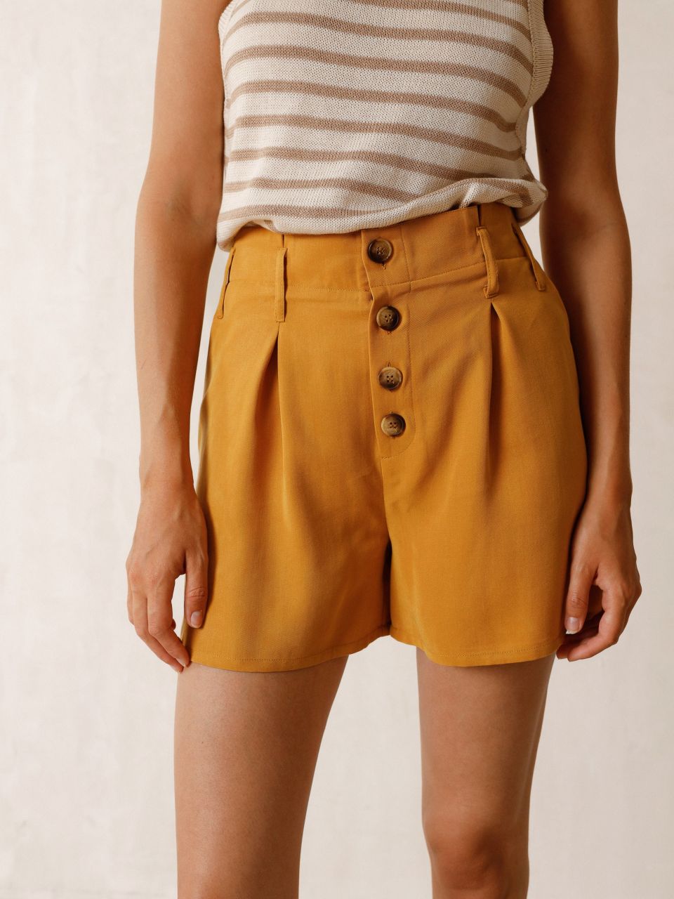 indi&amp;cold - CLASSIC PLEATED SHORTS - Amber 4