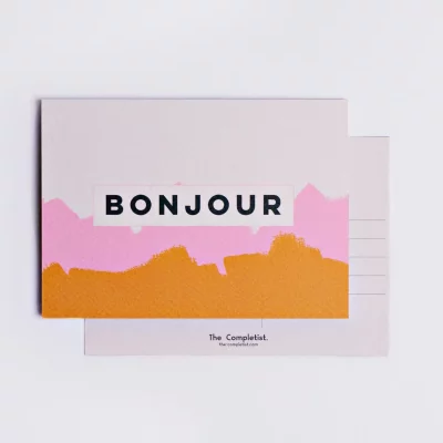 The Completist - Bonjour Postkarte rosa Senf - Hergestellt in Großbritannien