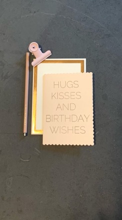 katieleamon - Klappkarte - HUGS&KISSES BIRTHDAY CARD - hand printed greeting card
