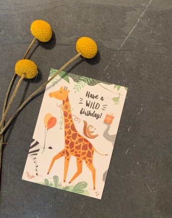 vierundfünfzig illustration - Postkarte - Wild Birthday Giraffe - vierundfünfzig illustration