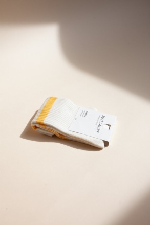 JUTELAUNE - THE YELLOW SOCKS - 100 recycled label and packaging