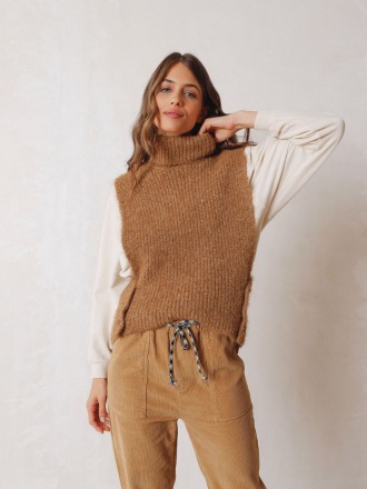 indi &amp; cold - TURTLENECK KNITTED WAISTCOAT - Camel - RECYCLED FIBERS