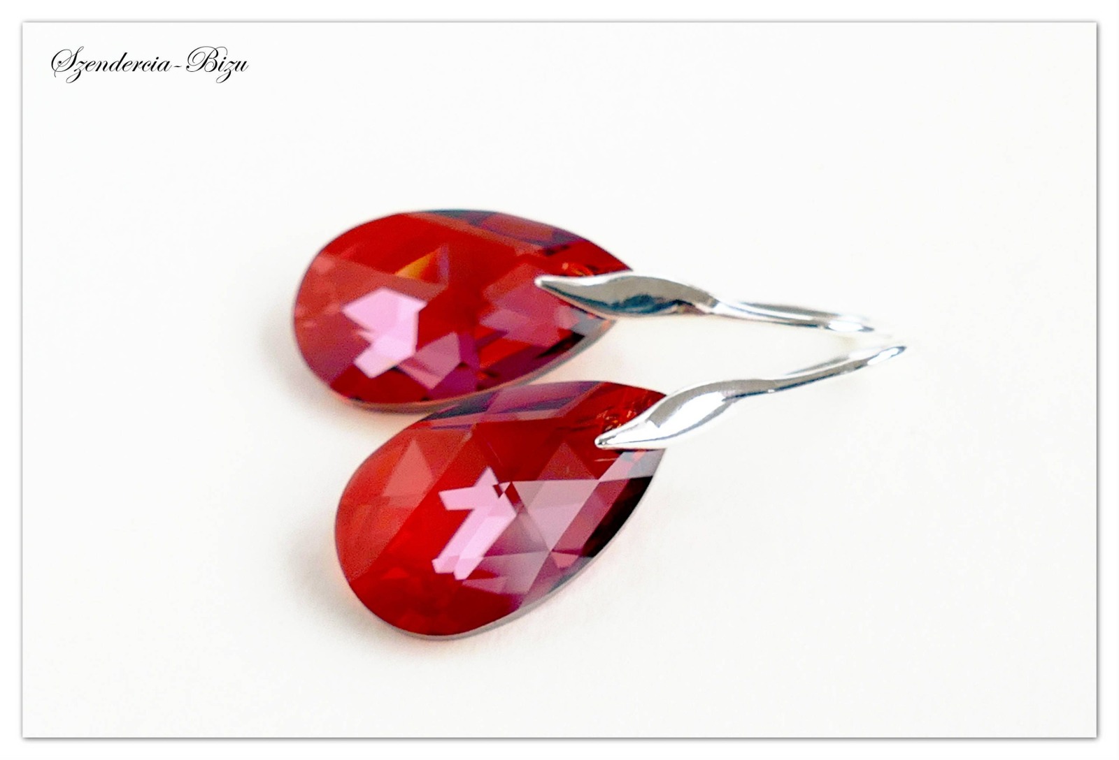 Moderne Quasten Ohrringe in rot mit Swarovski Stein