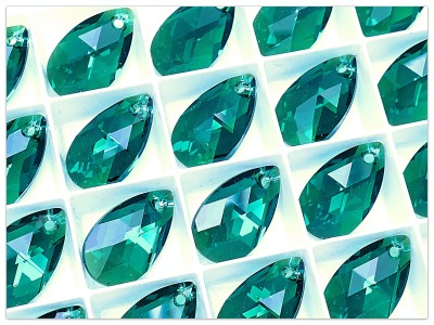 16mm Swarovski Pear-shaped Emerald Shimmer, 6106 Swarovski Pear, multicolor Kristall, grünes