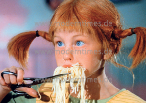 Postkarte A6 von modern times Pippi Langstrumpf Pippi schneidet Spaghetti mit Schere