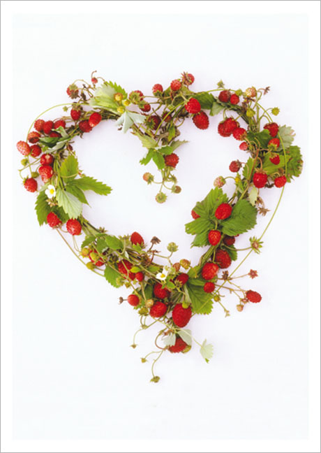 Postkarte Herz aus Erdbeeren