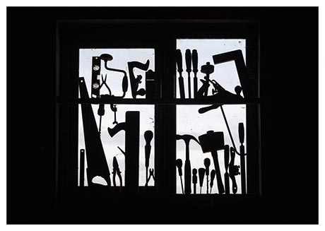 Postkarte Werkzeuge im Fenster - Postkarte A6 105 x 148 cm
