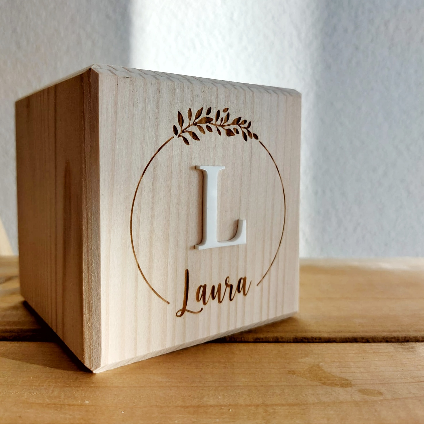 Holzspardose mit Name und 3D Initiale | personalisierte Holz-Spardose mit Schloss | Holzwürfel