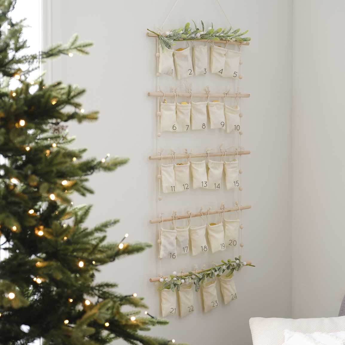 Stoff Adventskalender mit Winterranke | personalisiertem Weihnachts Holz Schild | Zum selbst