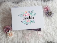 Geschenkbox mit Blumenrahmen, Name und Titel