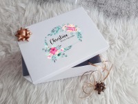 Geschenkbox mit Blumenrahmen, Name und Titel 5