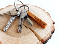 Holzstab Schlüsselanhänger | Holz Stäbchen mit Metallring individuelle Gravur Geschenk