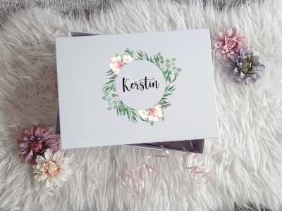 Geschenkbox mit Rosen-Look - Name und Titel Wunschname Widmung außen Box zum selber Befüllen Geschenkkarton Eukalyptus Motiv bedruckt