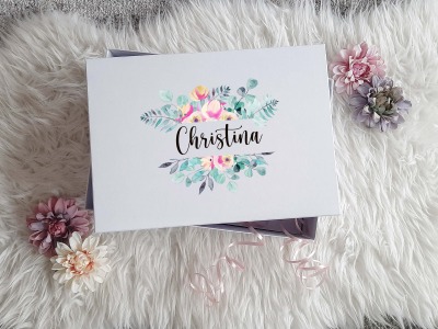 Geschenkbox mit Blumenrahmen Name und Titel - Wunschname Widmung außen Box zum selber Befüllen Geschenkkarton Blumen Motiv bedruckt