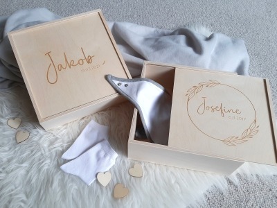 Personalisierte Holzkiste mit Deckel zum Schieben - Baby Box - Andenken Kiste - Eltern Geschenk - 24x24x9 graviert mit Kranz oder Name