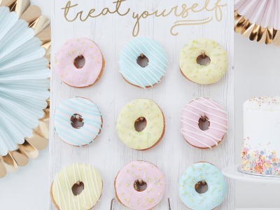 Donut Wall Aufsteller Treat Yourself | Donut Wand im Vintage-Pappe-Look | Dount-Wall zur Hochzeit |