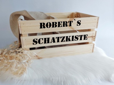 Personalisierte Holz Kiste mit Namen zum selbst Befüllen - Geburtstagskiste / Räuberkiste / Überraschungsksite / Schatzkiste - personalisierte Aufkleber