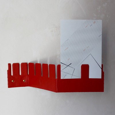 KALLE CADMIUM RED - Postkartenhalter aus Recycling-Pappe