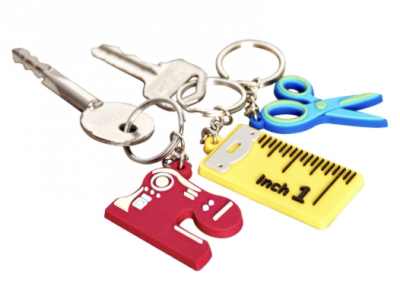 3 Stück Schlüsselanhänger Key Chain mit Nähmotiven Nähmaschine Maßband Schere