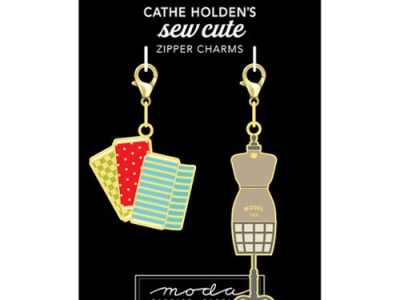 2 Zipper Charms by Cathe Holden, Stoff und Schneiderpuppe, Anhänger für Reißverschluß, gold bunt