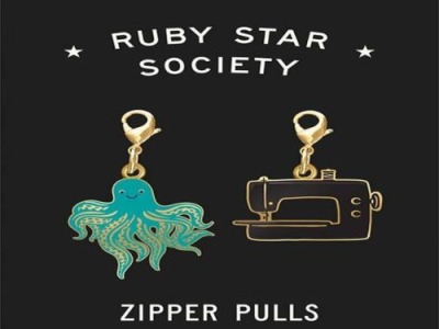 2 Zipper Charms Ruby Star Seciety, Krake und Nähmaschine, Anhänger für Reißverschluß, gold