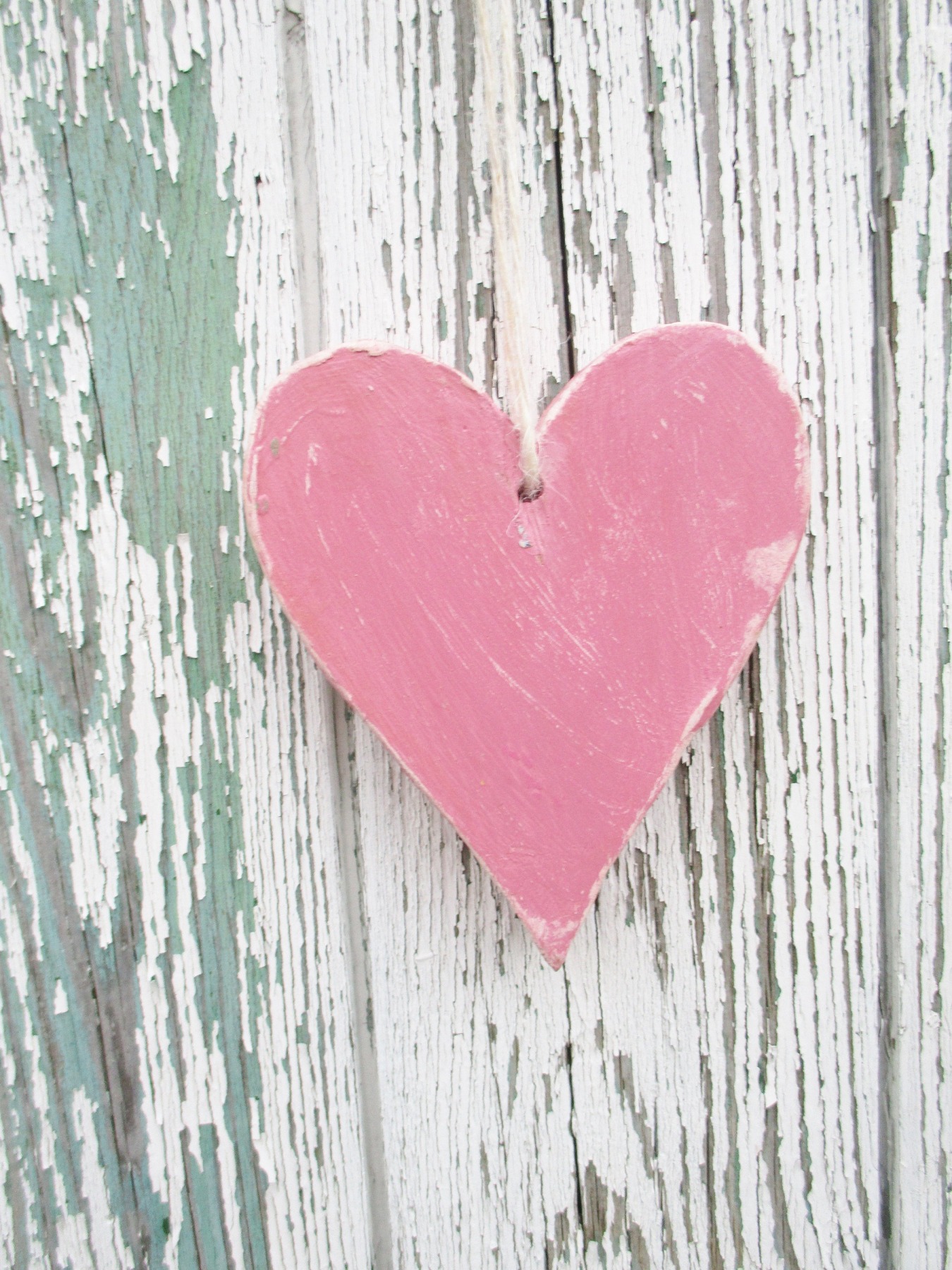 Herz-Anhängern aus Altholz in Pink - Zartrosa - Holz-Herz