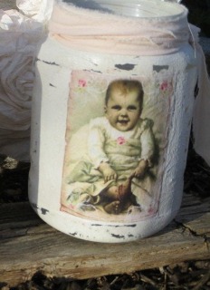 Shabby Windlicht / Vase aus recyceltem Altglas mit Baby -Motiv