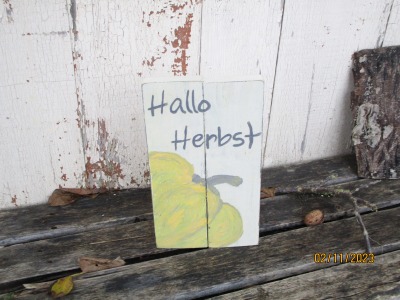 Holzschild aus recyceltem Holz bemalt mit Kürbis und Schriftzug Hallo Herbst