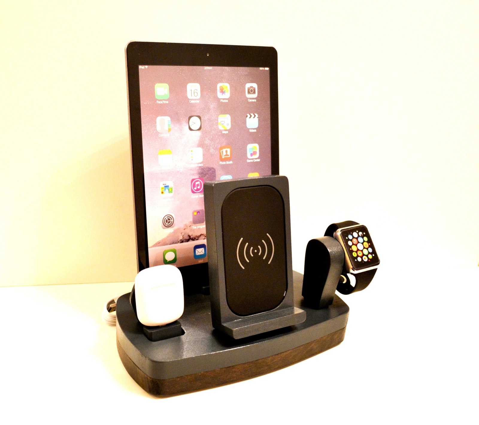 Docking Station, charging station organizer for iPhone iPad and iWatch and AirPods - iDOQQ QUATRO