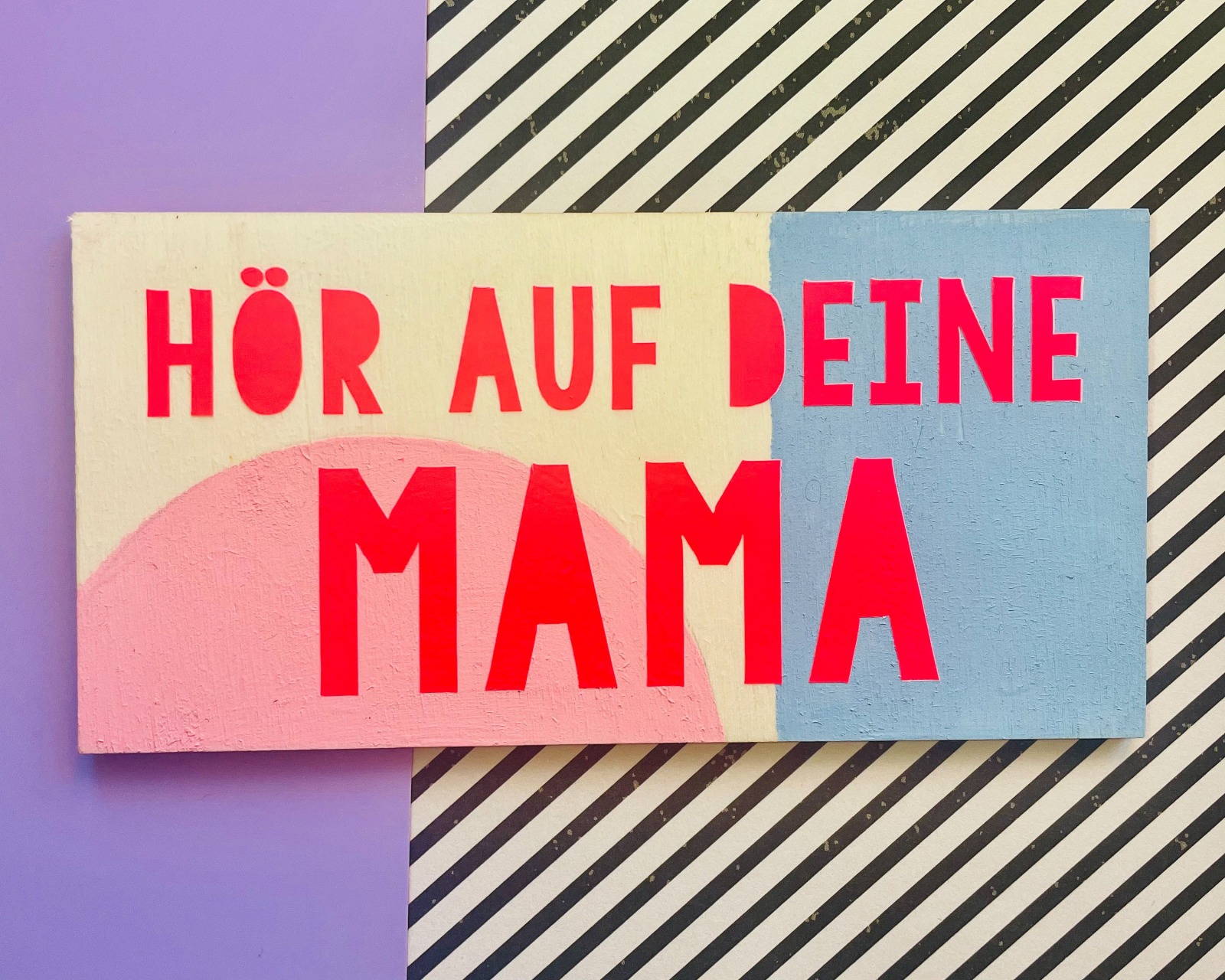 Türschild Hör auf deine Mama in Neonrot aus Holz, geometrisch handbemalt selbstklebend
