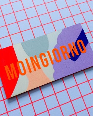 Türschild Moingiorno Neon aus Holz geometrisch handbemalt selbstklebend personalisierbar
