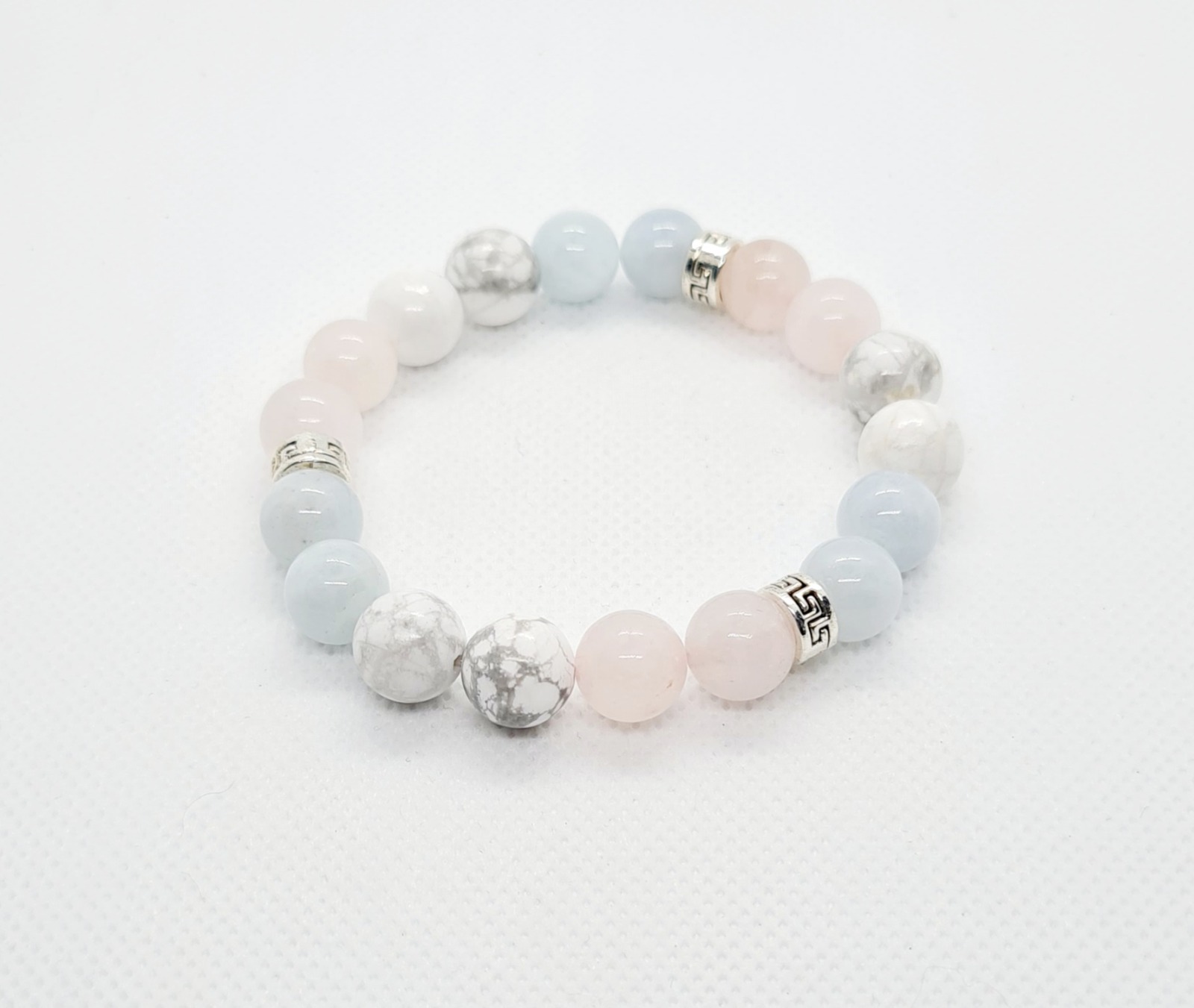 Armband aus Jade- und Howlit Perlen weiß blau rosa 3