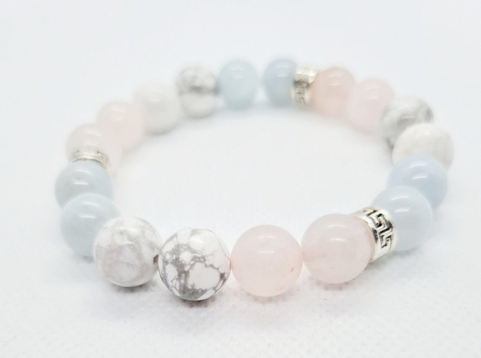Armband aus Jade- und Howlit Perlen weiß blau rosa 4