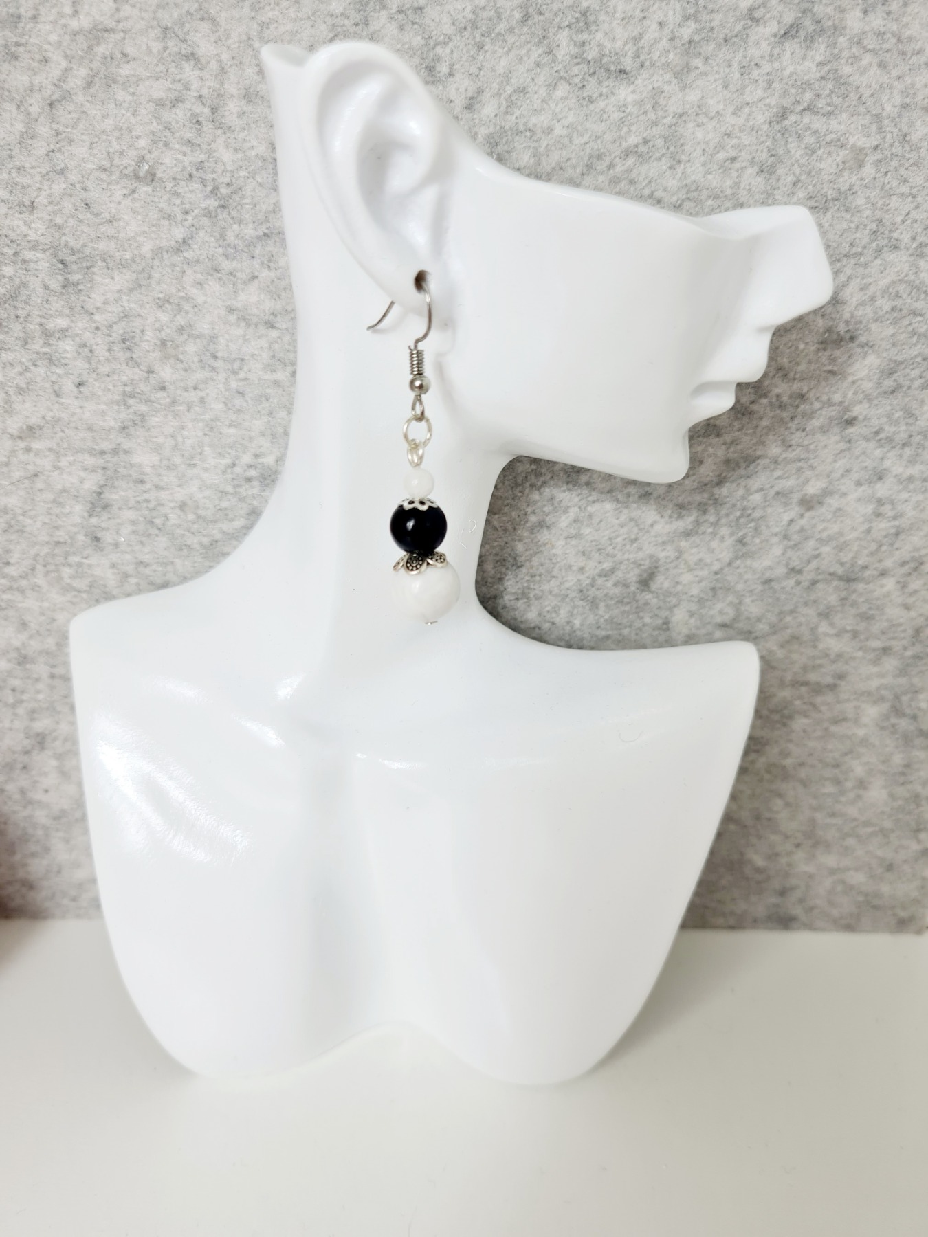 Ohrringe aus Howlith- Jade- und Onyxperlen schwarz weiß 7