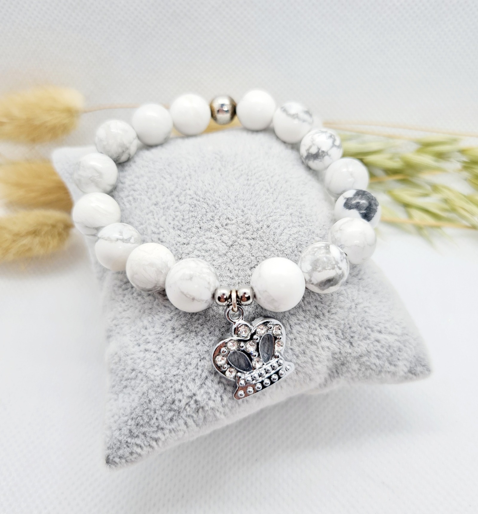 Armband aus Howlith Perlen mit versilberter Strasskrone 6