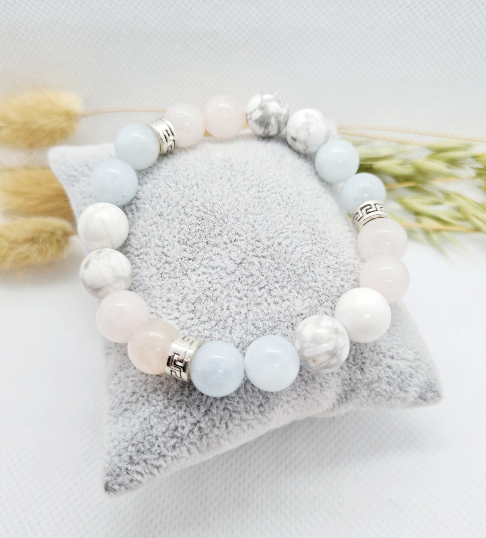 Armband aus Jade- und Howlit Perlen weiß blau rosa 5