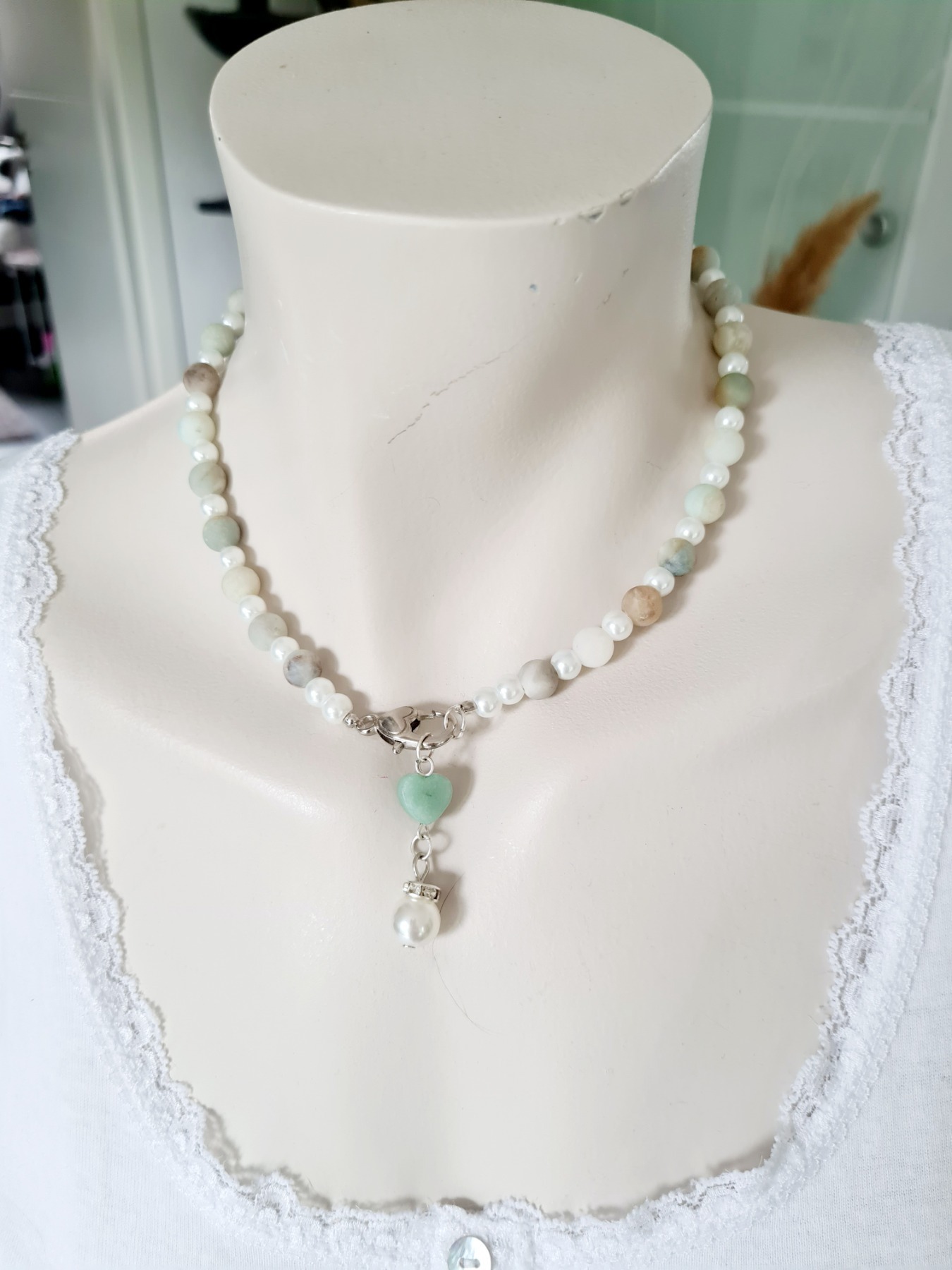 Halskette aus Natursteinen mit Naturstein-Herz in grün 2