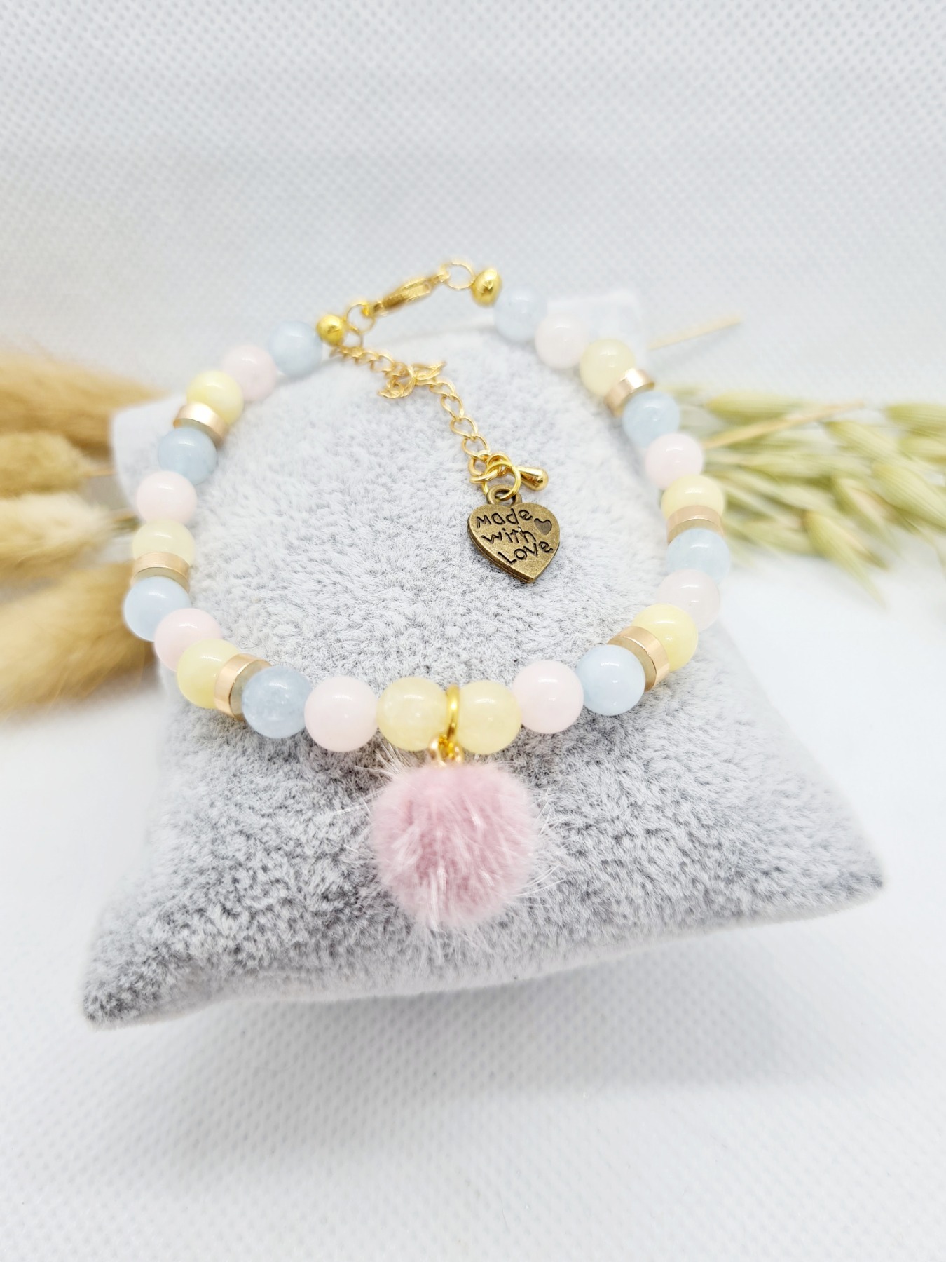 Armband aus Chalcedon Perlen in pastell mit Pompom