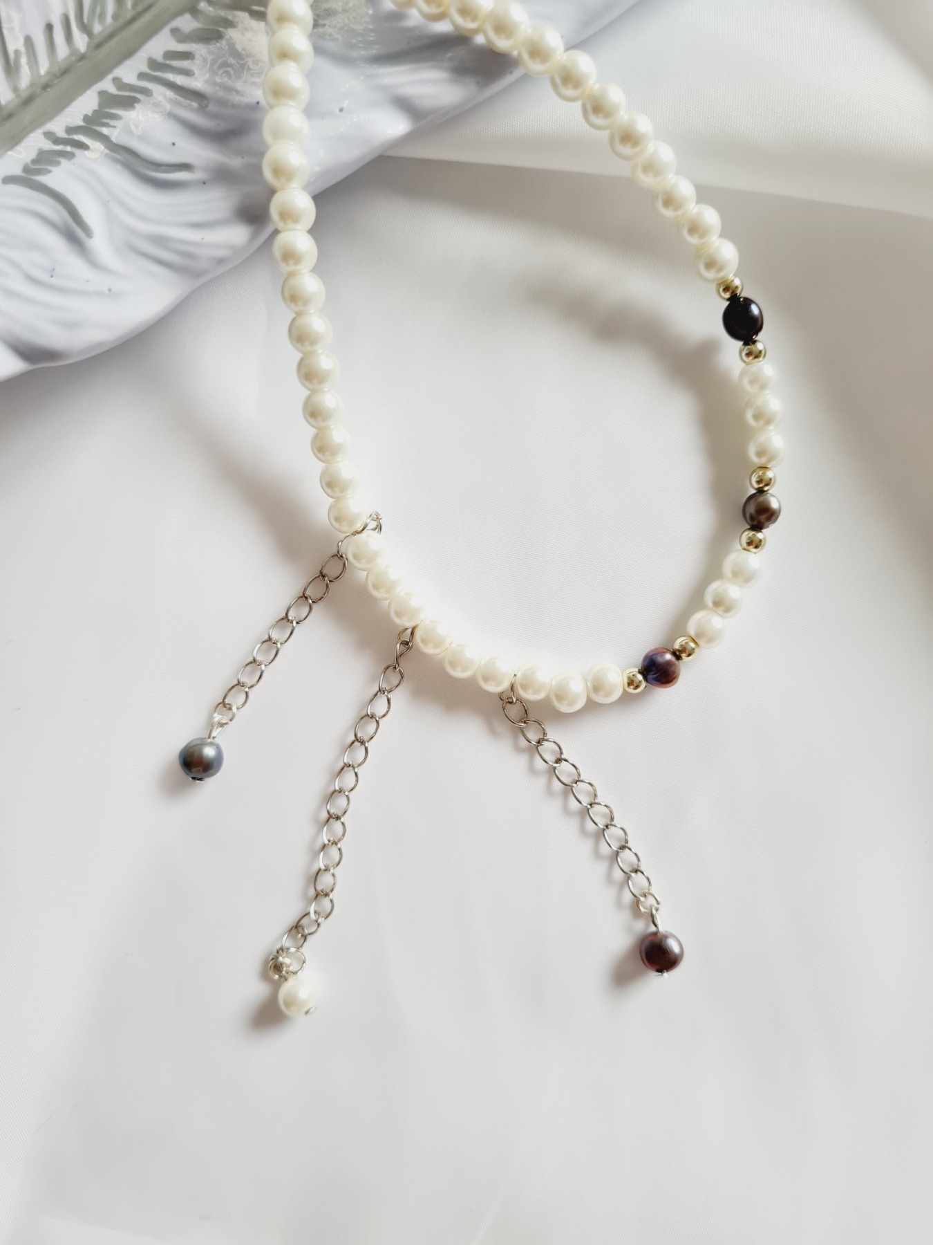 Halskette aus Glaswachsperlen in weiß mit Süßwasserperlen 2
