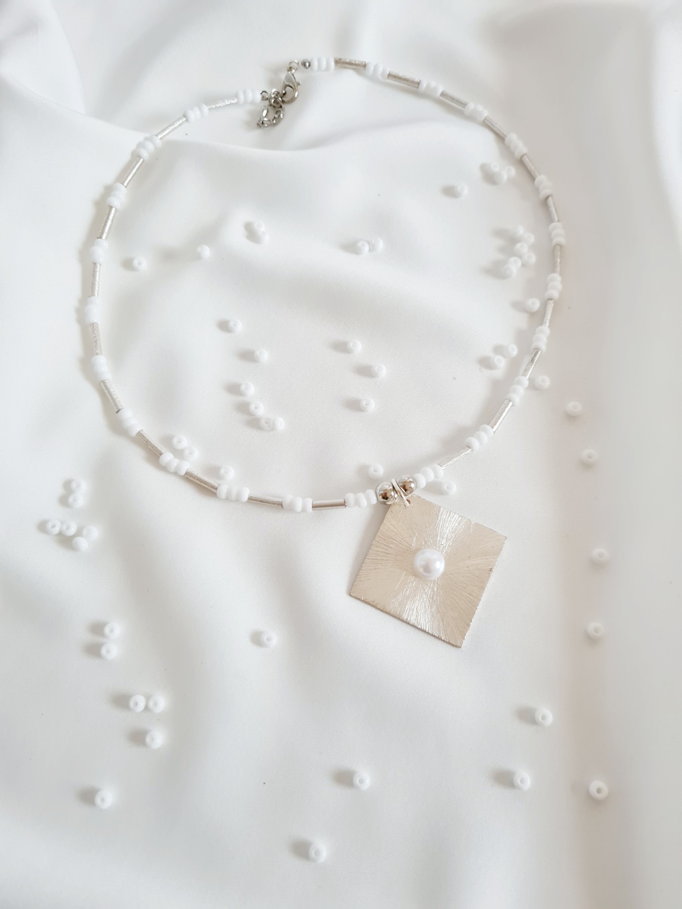 Halskette aus Rocailles Perlen in weiß mit Metall-Anhänger 4