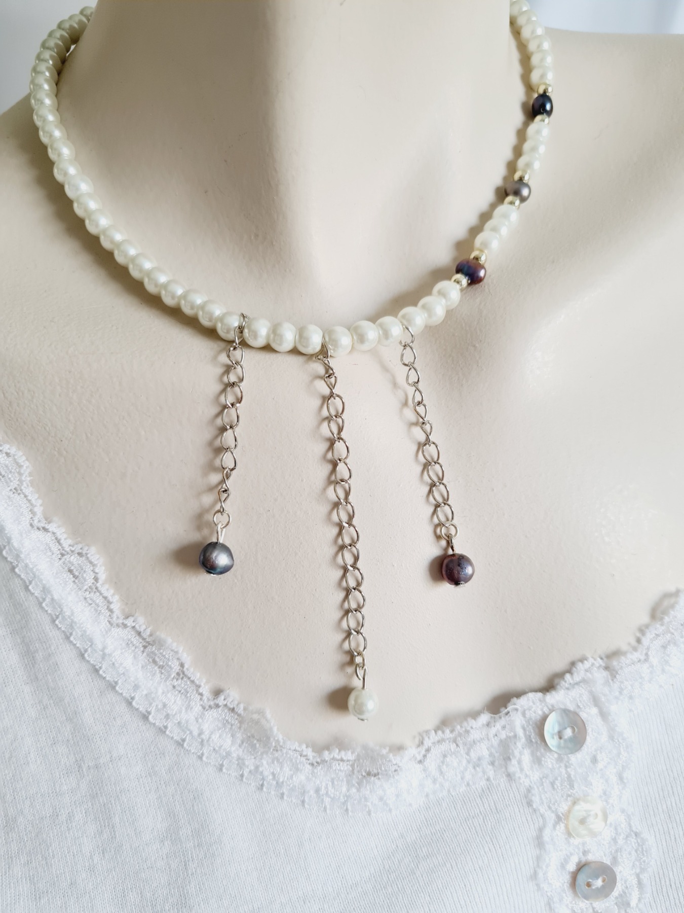 Halskette aus Glaswachsperlen in weiß mit Süßwasserperlen 3