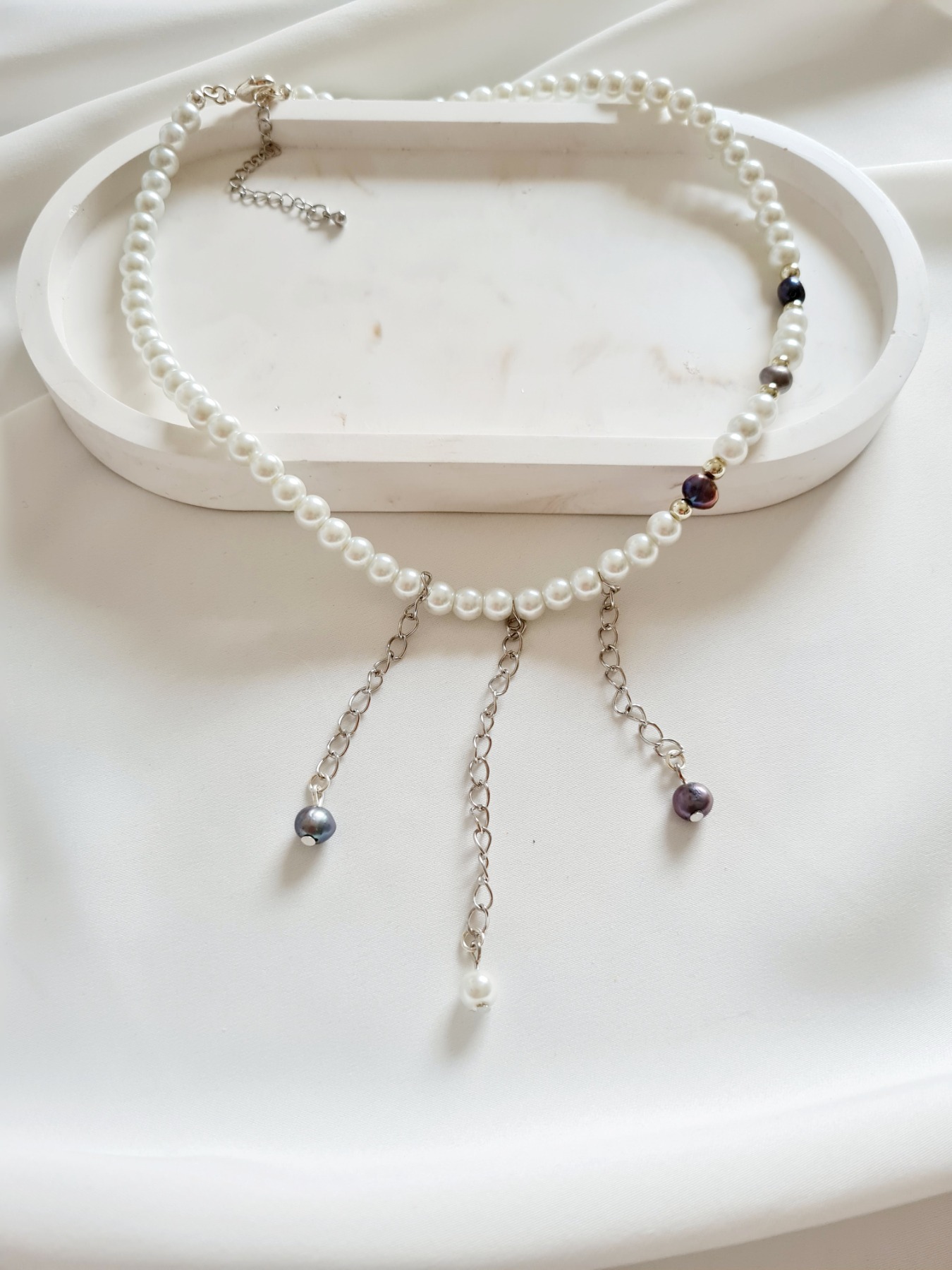 Halskette aus Glaswachsperlen in weiß mit Süßwasserperlen 4