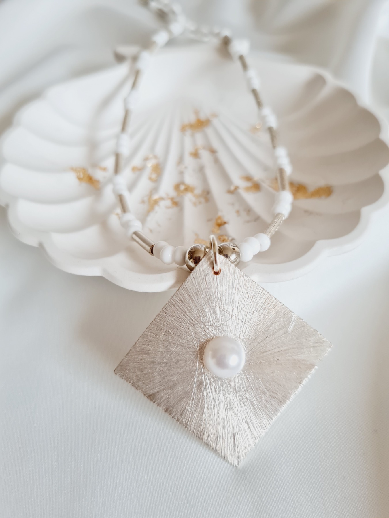 Halskette aus Rocailles Perlen in weiß mit Metall-Anhänger 2