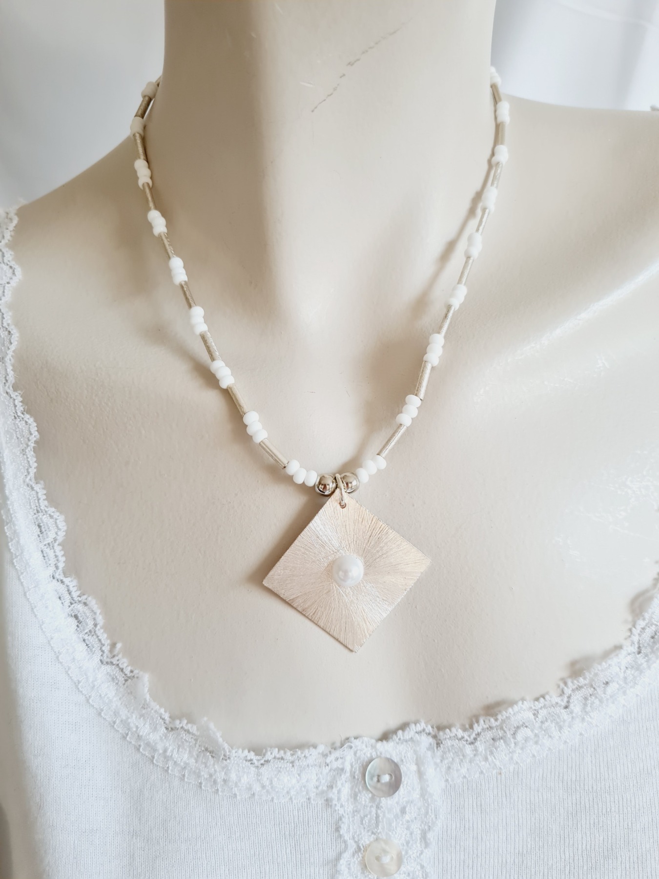 Halskette aus Rocailles Perlen in weiß mit Metall-Anhänger 3