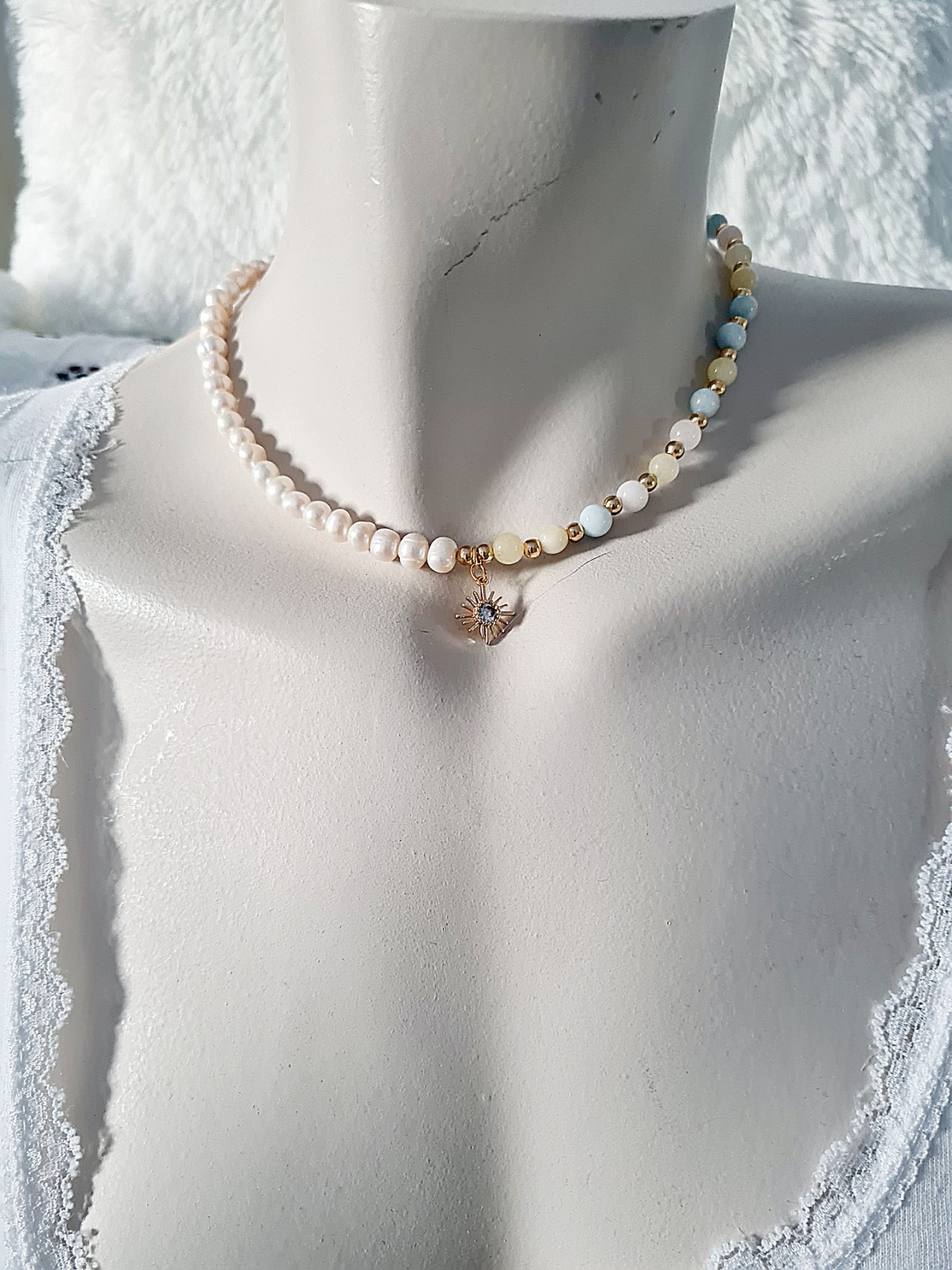 Halskette aus Süßwasserperlen mit Chalcedon Perlen