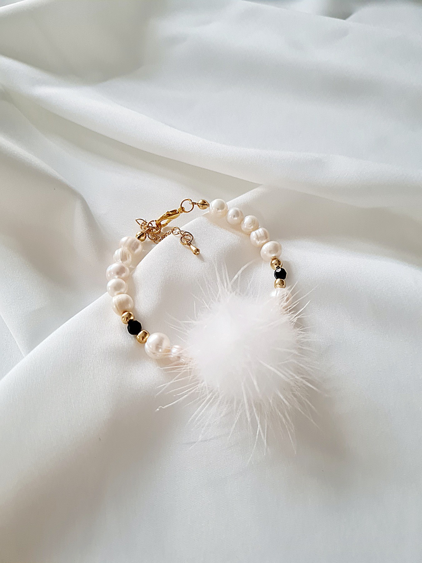 Armband aus Süßwasserperlen mit Preciosa Perlen und Fellbommel 4