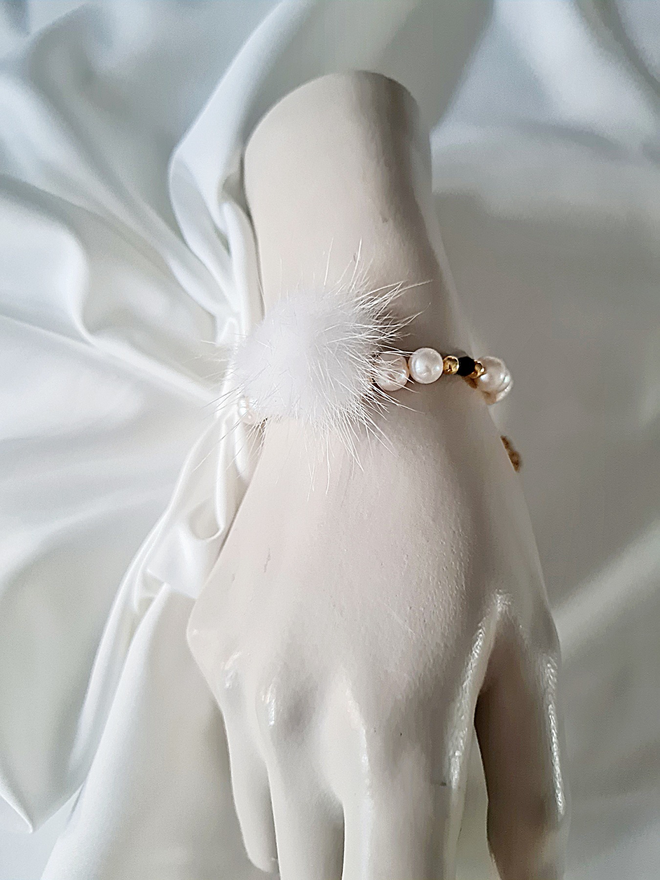 Armband aus Süßwasserperlen mit Preciosa Perlen und Fellbommel 2